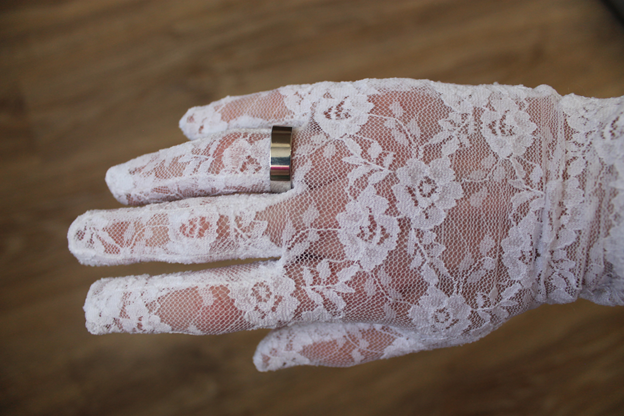 Обручальное кольцо и перчатка