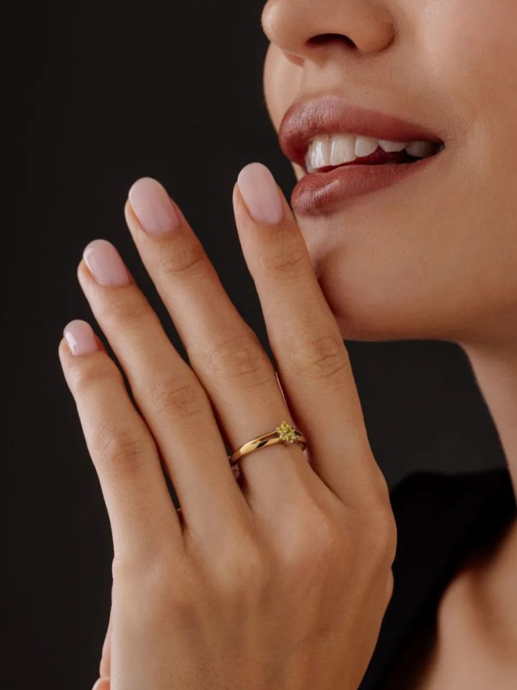 Кольцо из серебра с хризолитом (Арт. 1320131809)-3.png