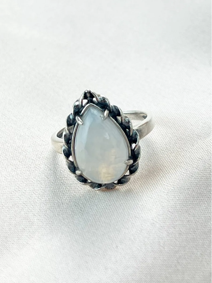 Кольцо из серебра с лунным камнем (Арт. 1310935993)-1.png