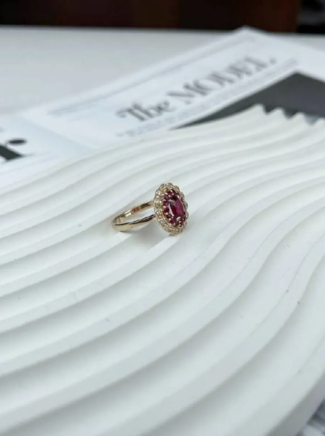 Кольцо из серебра с рубином, рубинами и топазами (Арт. 1320А31805)-2.png