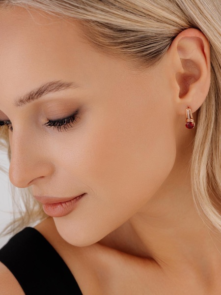 Серьги из серебра с гранатами и фианитами со скидкой