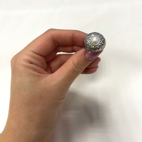 Кольцо из серебра с жемчугом со скидкой