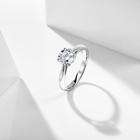 Кольцо из золота с бриллиантом