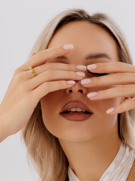 Купить кольцо из серебра с хризолитами в интернет-магазине KRASNOE