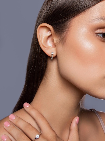 Серьги из серебра с фианитами со скидкой