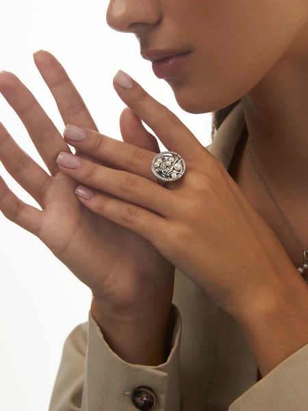 Купить кольцо из серебра с жемчугами и фианитами в интернет-магазине KRASNOE Купить кольцо из серебра с жемчугами и фианитами в интернет-магазине KRASNOE