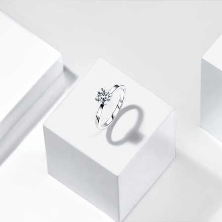 Кольцо из золота с бриллиантом