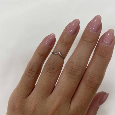 Кольцо из серебра с фианитами со скидкой