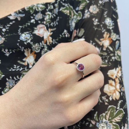 Кольцо из серебра с топазом и фианитами со скидкой