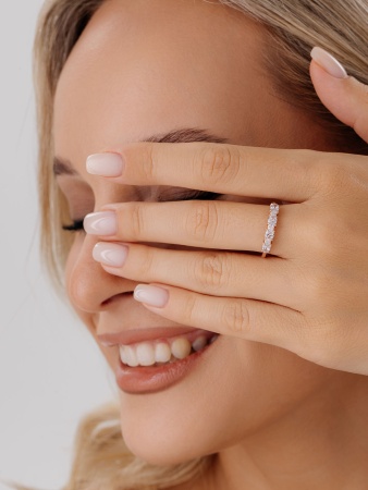 Купить кольцо из серебра с фианитами в интернет-магазине KRASNOE