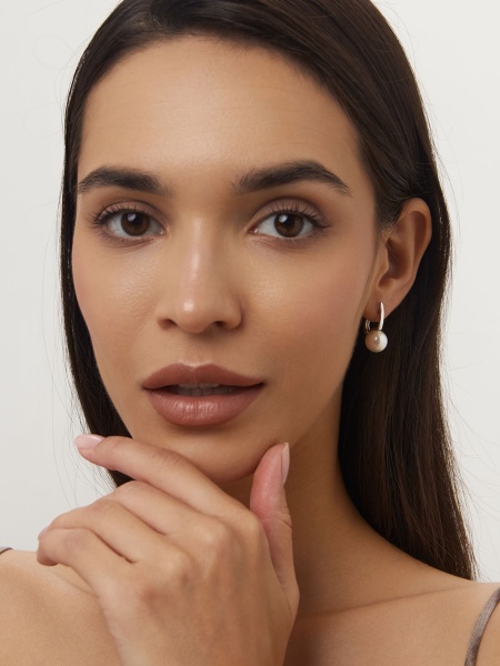 Серьги из серебра с жемчугами и фианитами со скидкой