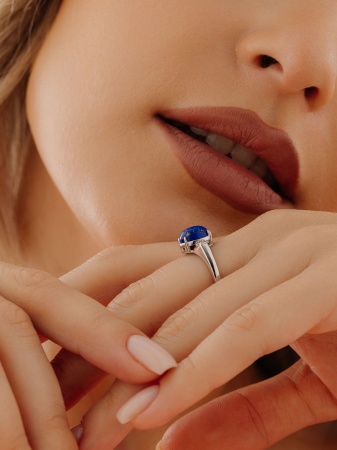 Кольцо из серебра с лазуритом и фианитами со скидкой