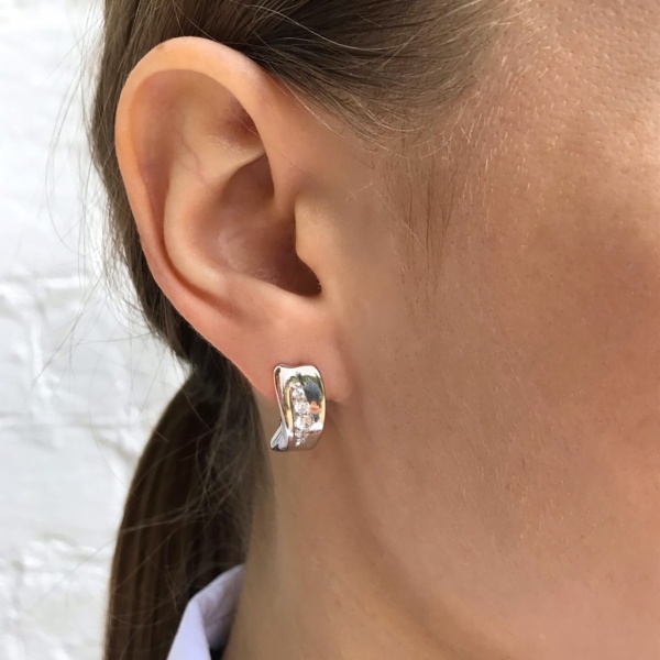 Серьги из серебра с фианитом со скидкой
