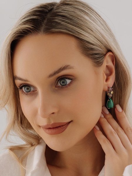Серьги из серебра с малахитами и фианитами со скидкой