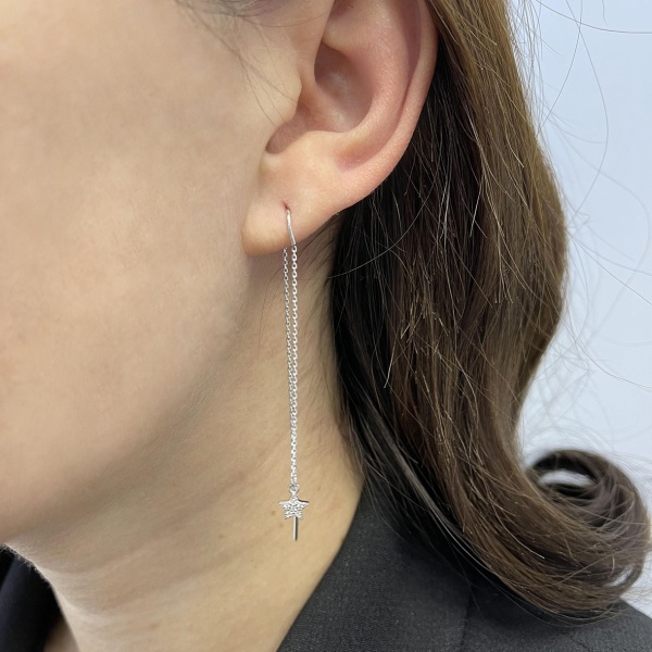 Серьги из серебра с фианитом со скидкой