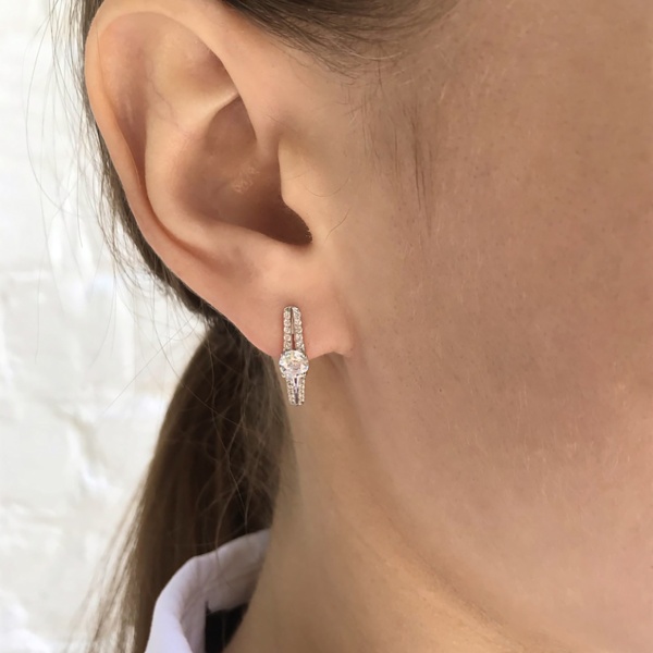 Серьги из серебра с фианитами со скидкой