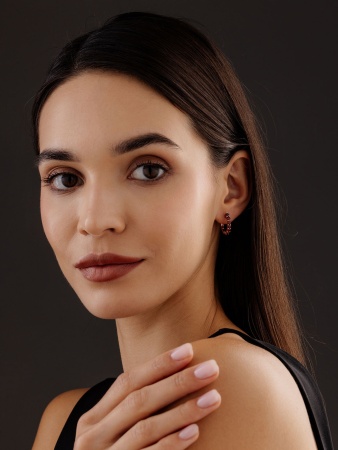 Серьги из серебра с гранатами со скидкой