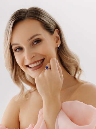 Кольцо из серебра с лазуритом и фианитами со скидкой