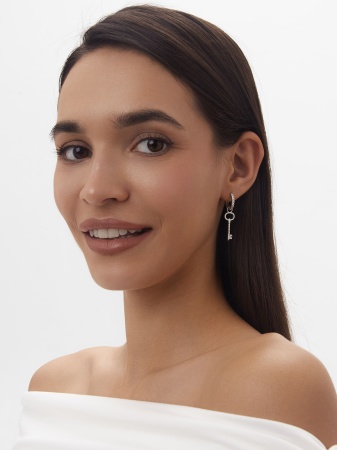 Серьга из серебра с фианитами со скидкой