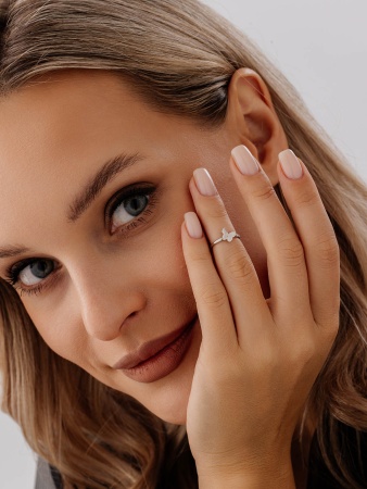 Купить кольцо из серебра с фианитами в интернет-магазине KRASNOE