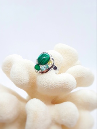 Купить кольцо из серебра с агатом, малахитом и фианитами в интернет-магазине KRASNOE