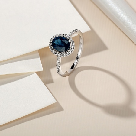 Кольцо из золота с сапфиром и бриллиантами