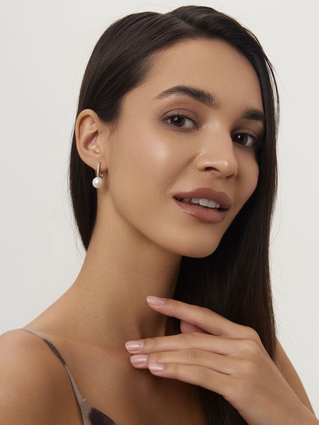 Серьги из серебра с жемчугами и фианитами со скидкой