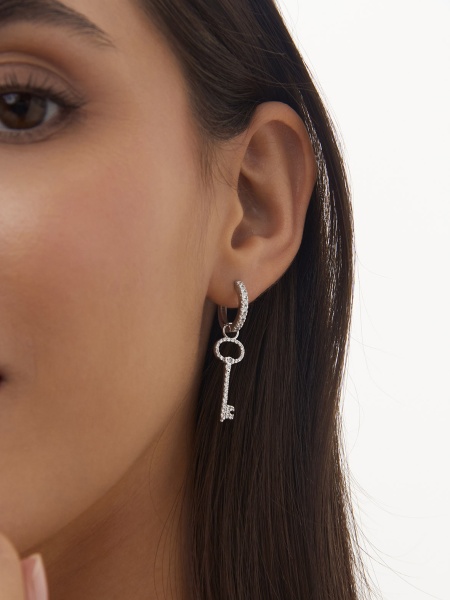 Серьга из серебра с фианитами со скидкой