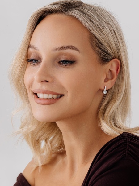 Серьги из серебра с фианитами со скидкой