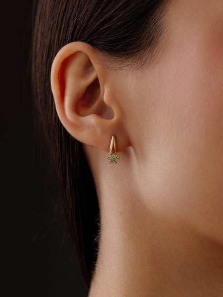 Серьги из серебра с хризолитами со скидкой