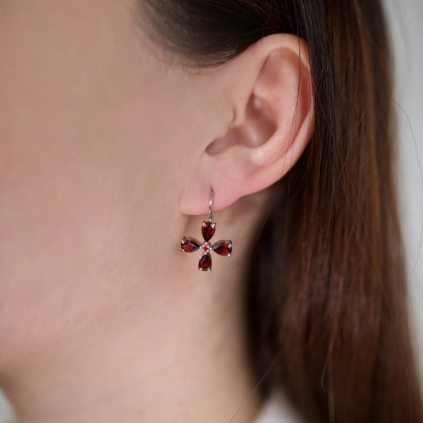 Серьги из серебра с фианитами и гранатами со скидкой