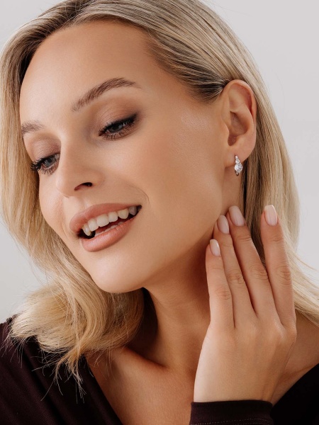 Серьги из серебра с фианитами со скидкой