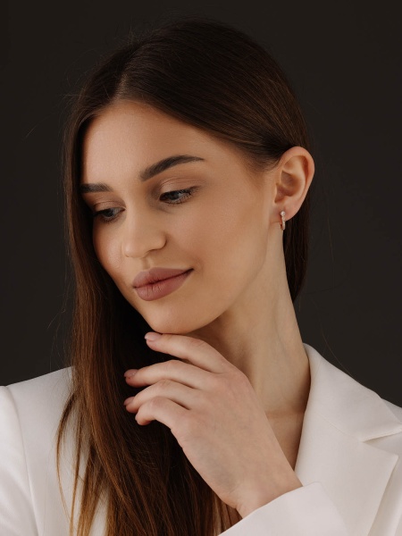 Серьги из серебра с фианитами со скидкой