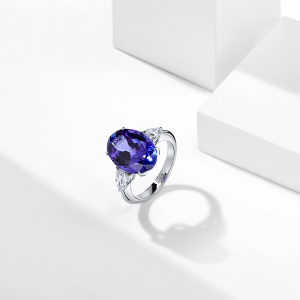 Кольцо из золота с танзанитом и бриллиантами