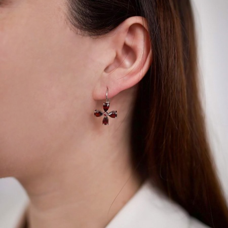 Серьги из серебра с фианитами и гранатами со скидкой