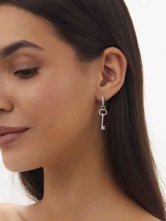 Серьга из серебра с фианитами со скидкой