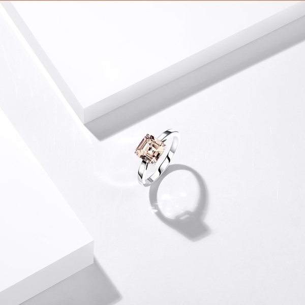 Купить кольцо из золота с морганитом в интернет-магазине KRASNOE