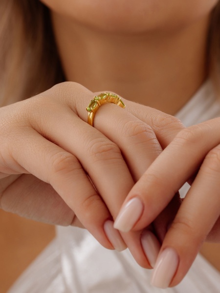 Купить кольцо из серебра с хризолитами в интернет-магазине KRASNOE