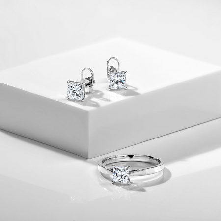 Пусеты из золота с бриллиантом