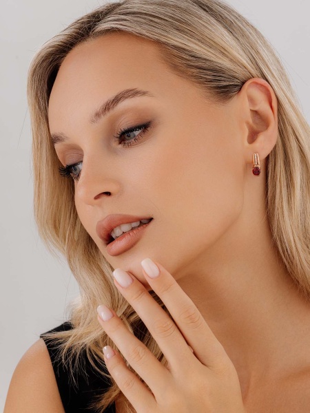 Серьги из серебра с гранатами и фианитами со скидкой