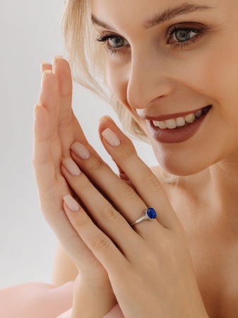 Кольцо из серебра с лазуритом и фианитами со скидкой