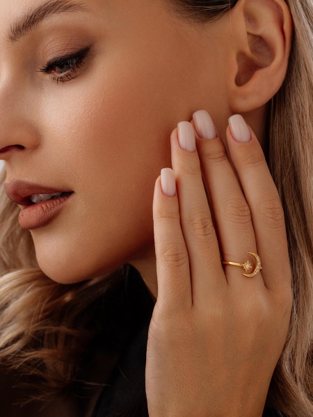 Купить кольцо из серебра с фианитами в интернет-магазине KRASNOE