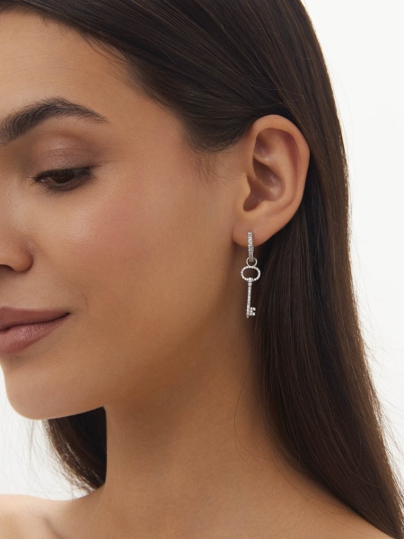 Серьга из серебра с фианитами со скидкой