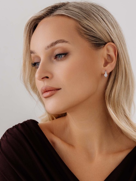 Серьги из серебра с фианитами со скидкой