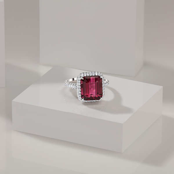 Кольцо из золота с турмалином и бриллиантами