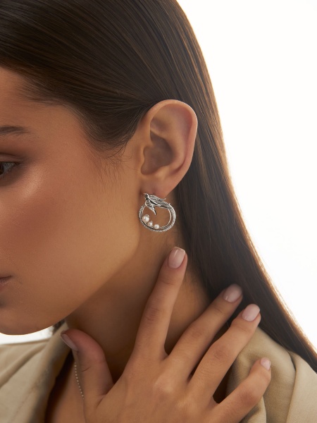 Пусеты из серебра с жемчугами и фианитами со скидкой