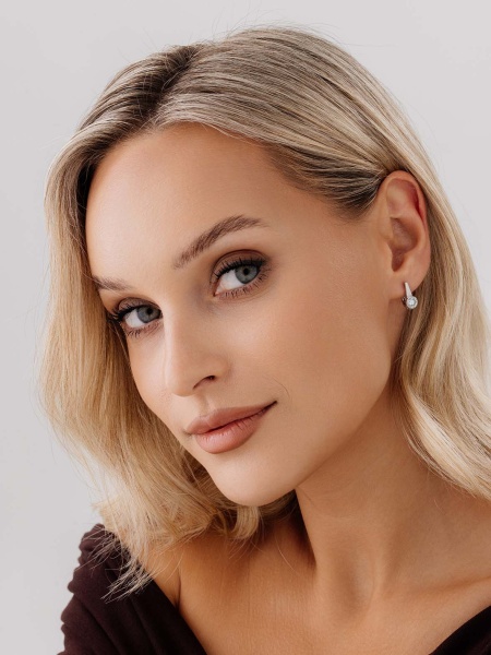 Серьги из серебра с фианитами со скидкой