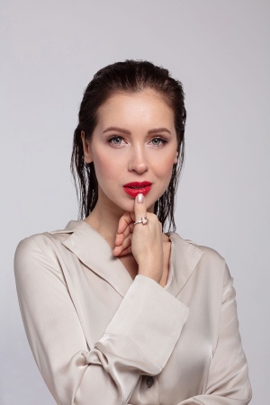 Кольцо из золота с морганитом и бриллиантами