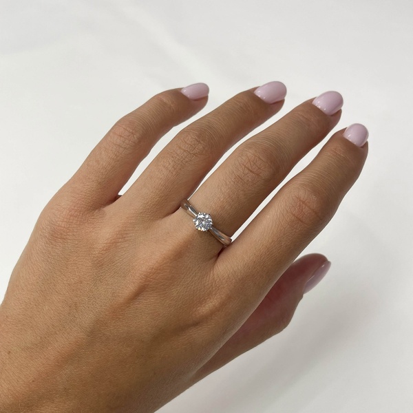 Купить кольцо из серебра с фианитом в интернет-магазине KRASNOE