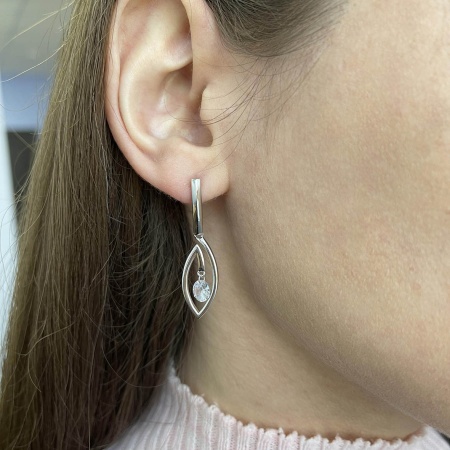 Серьги из серебра с фианитами со скидкой